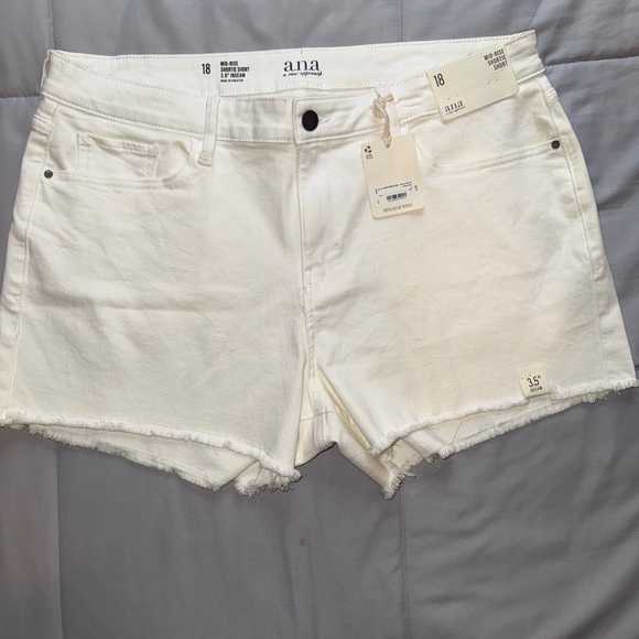 NWT a.n.a Women's White Jean Shorts Size 18 - Picture 1 of 4